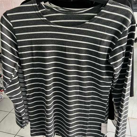 T-Shirt - Picture 5 of 7